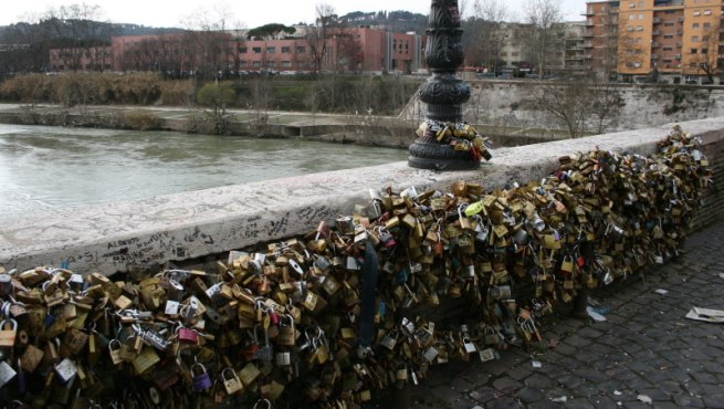 El-Puente-Milvio-en-Roma-el-primero-con-candados-del-amor-