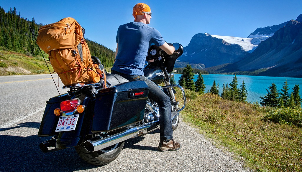 motociclista lago