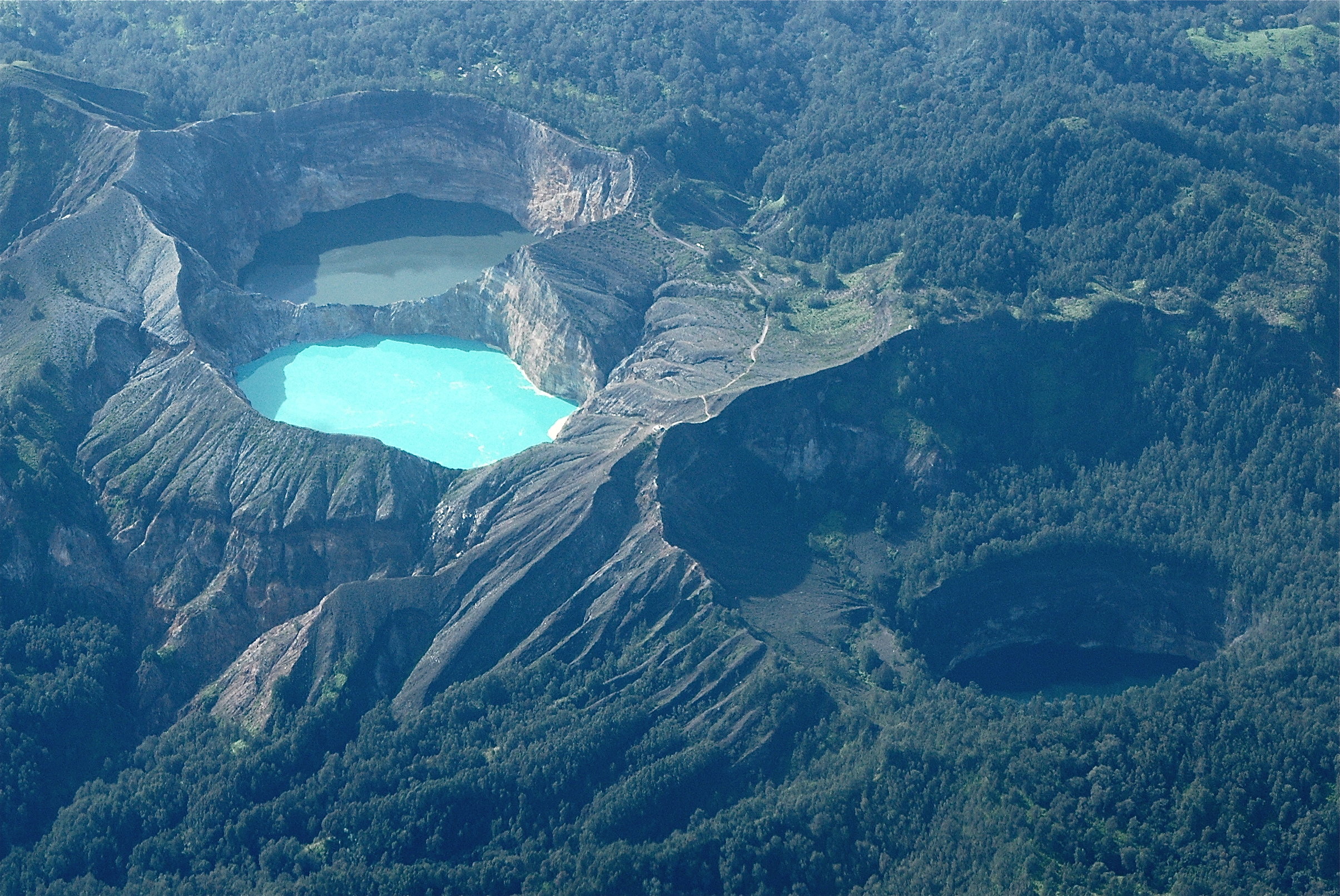 Самые большие водоемы на планете это. Вулкан Келимуту Индонезия. Озеро Келимуту Индонезия. Кратерные озера Келимуту, остров Флорес (Индонезия). Озёра вулкана Келимуту, Индонезия.