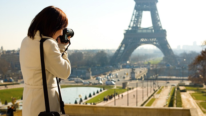 mujer-fotografiando-la-Torre-Eiffel