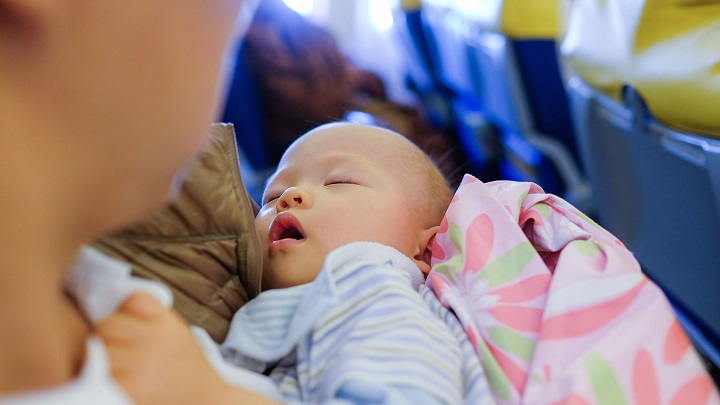 bebe-durmiendo-en-un-avion