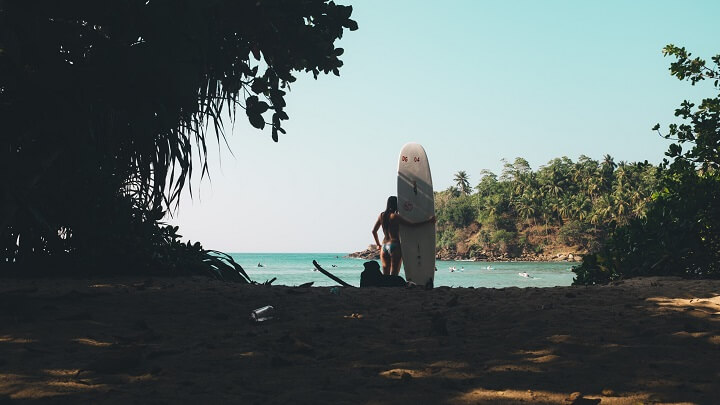 chica-sosteniendo-una-tabla-de-surf