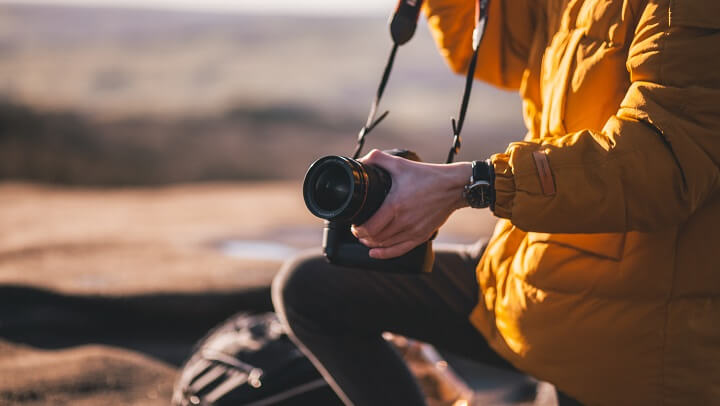 turista-con-una-camara-de-fotos