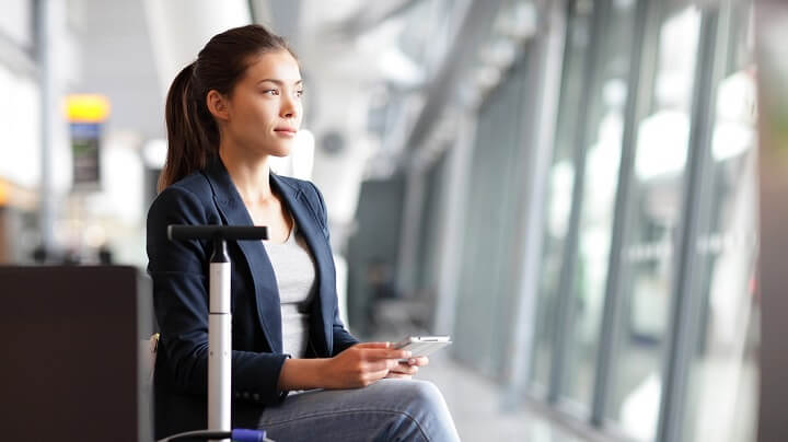 mujer-esperando-en-el-aeropuerto