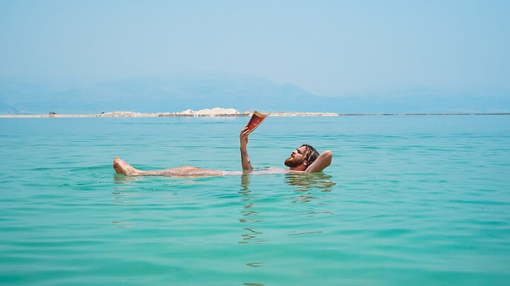 leyendo-en-el-agua