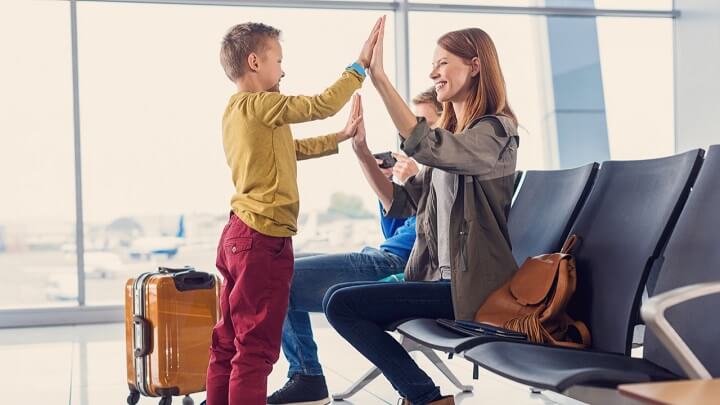 familia-esperando-en-el-aeropuerto