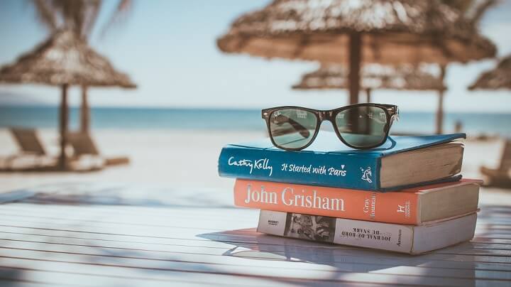 libros-y-gafas-playa