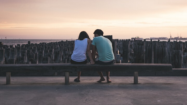 pareja-contemplando-atardecer