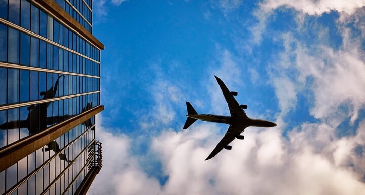 avion-sobrevolando-un-edificio