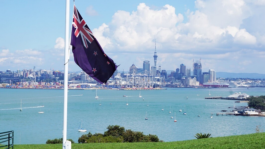 Nueva-Zelanda-bandera-Auckland-de-fondo.jpg