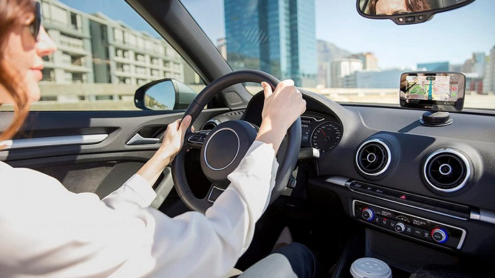 mujer-en-coche-con-GPS