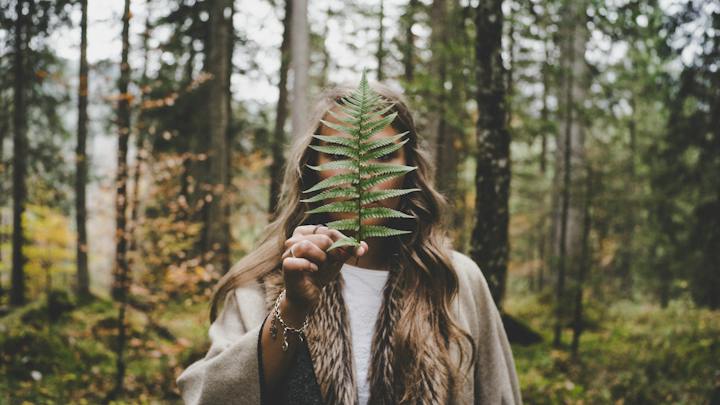 mujer-en-el-bosque