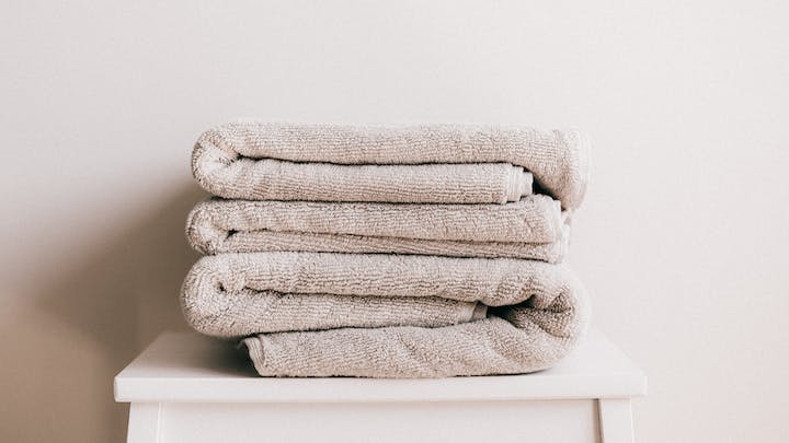 toallas-sobre-taburete